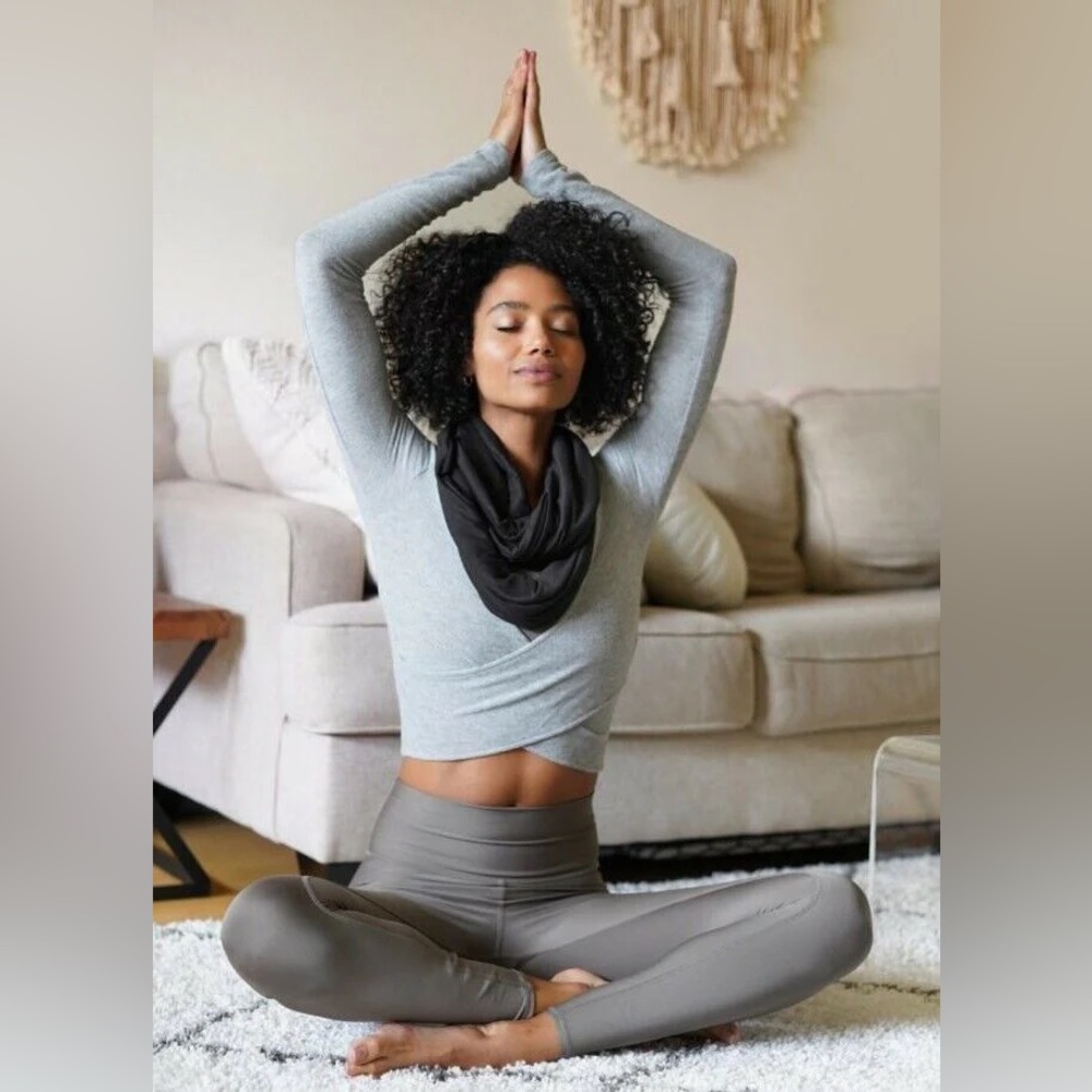 NEW Beyond Yoga Black Infinity Hidden Pocket Scarf